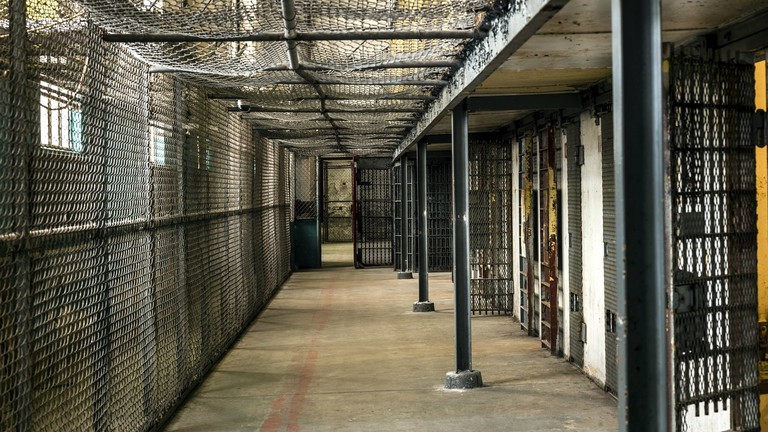 Φυλακές Κορυδαλλού : Βρήκαν τζακούζι μέσα σε κελί – Οι κρατούμενοι έπαιζαν χαρτιά και έκαναν πάρτι