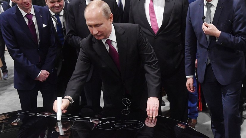 Αυτόγραφο του Πούτιν πουλήθηκε πιο ακριβά από αυτόγραφο του Γκαγκάριν