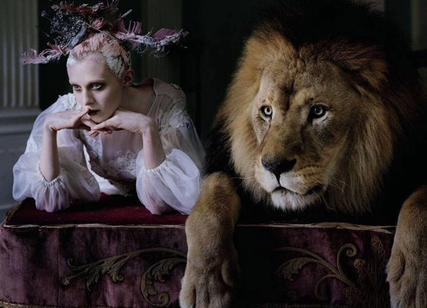 Μια έκθεση αφιερωμένη στον σουρεαλιστικό κόσμο του Tim Walker