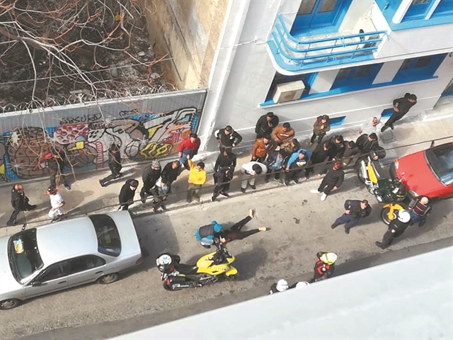 Σκηνές «Φαρ Ουέστ» στο κέντρο της Αθήνας