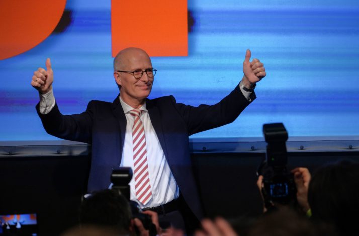 «Φιλί της ζωής» για τους Σοσιαλδημοκράτες – ήττα της Ακροδεξιάς