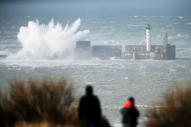 Καταιγίδα «Ντένις» : Ακυρώσεις πτήσεων και συναγερμοί για πλημμύρες