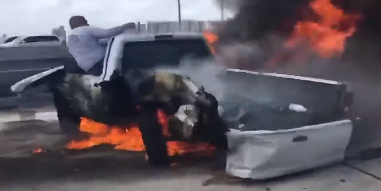 Βίντεο-σοκ: Η στιγμή που άνδρας βγαίνει ζωντανός από φλεγόμενο όχημα