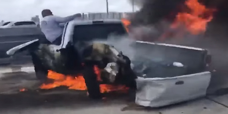 Βίντεο-σοκ: Η στιγμή που άνδρας βγαίνει ζωντανός από φλεγόμενο όχημα