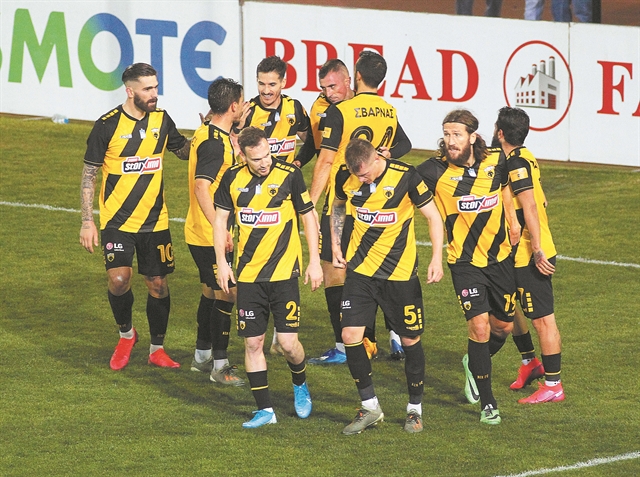 Με τη γνωστή συνταγή και το βλέμμα στα ημιτελικά