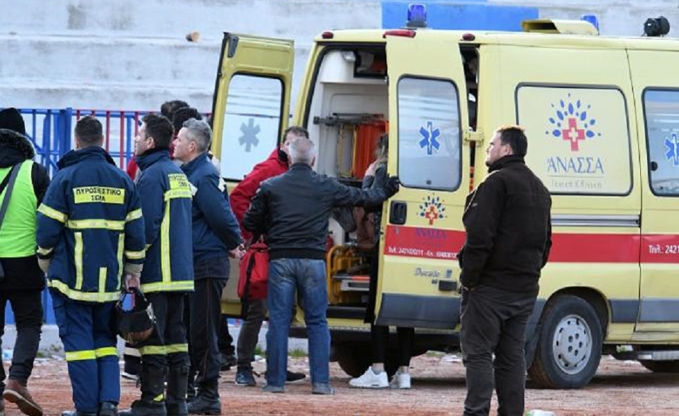 Άγριο ξύλο στο ντέρμπι του Βόλου, έπεσε οπαδός απ’ την εξέδρα