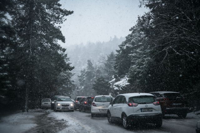 Καιρός: Χιονίζει στην Πάρνηθα