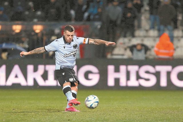 Προς την έξοδο ο αρχηγός