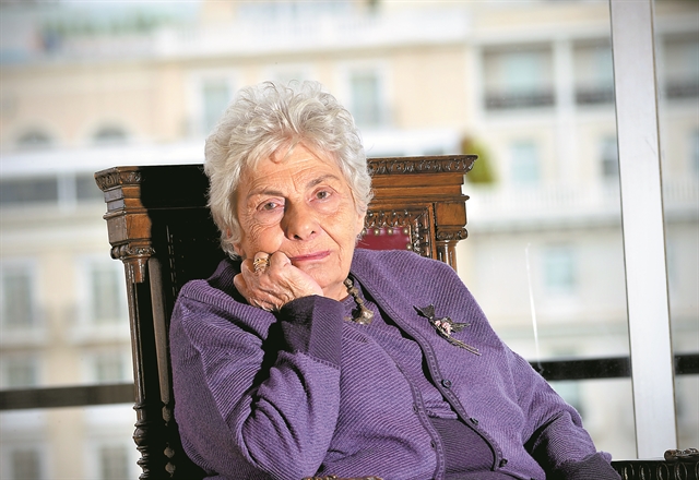 Εις μνήμην Κικής Δημουλά : «Μια παυσίπονη σταγόνα στον ωκεανό της λύπης»