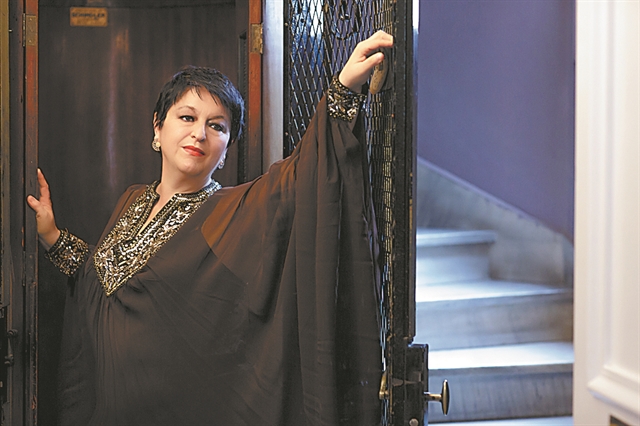 Η Σόνια Θεοδωρίδου σε τραγούδια της αγάπης στη Θεσσαλονίκη