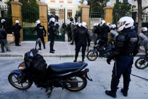 ΤΑ ΜΑΤ εισέβαλαν στο προαύλιο της ΑΣΟΕΕ – Πέντε προσαγωγές