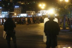 Μπλόκο από εκατοντάδες νησιώτες στα λιμάνια Λέσβου και Χίου- Καταφθάνουν μπουλντόζες και ΜΑΤ από Αθήνα