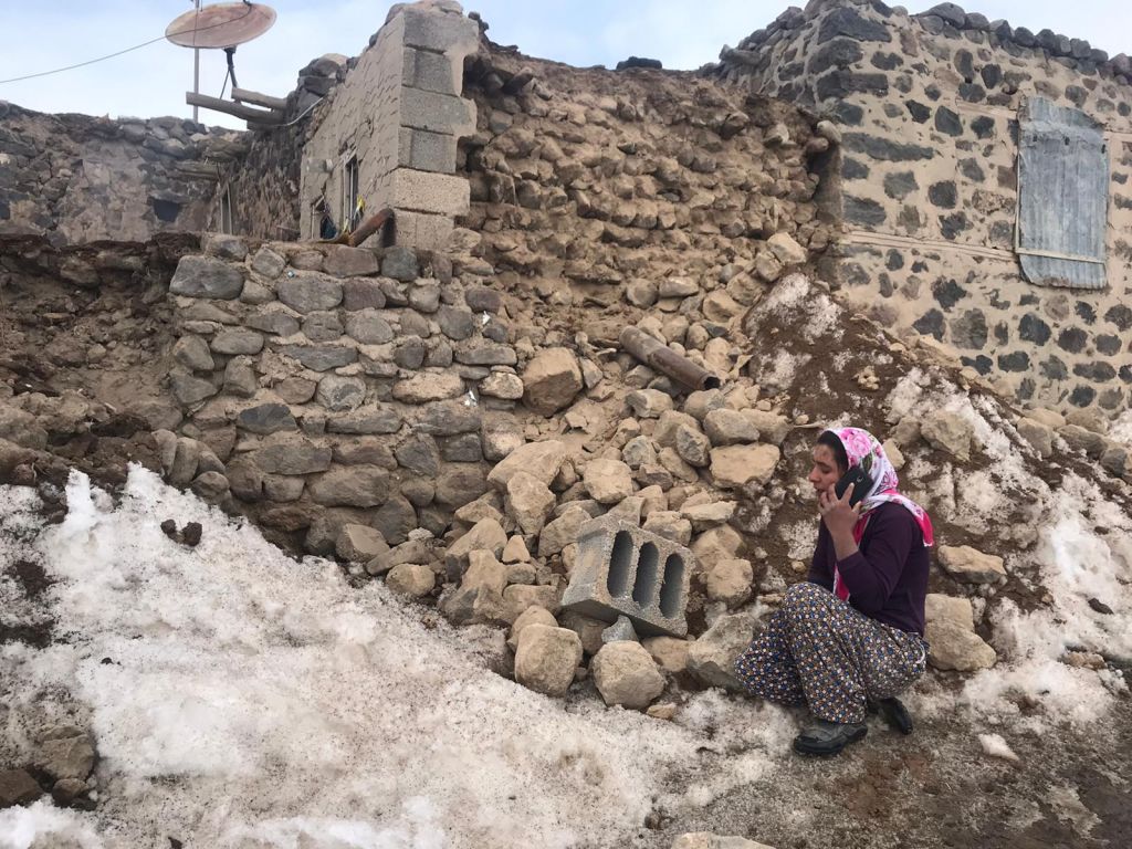 Ισχυρός σεισμός στα σύνορα Τουρκίας – Ιράν: Δεκάδες εγκλωβισμένοι, επτά νεκροί