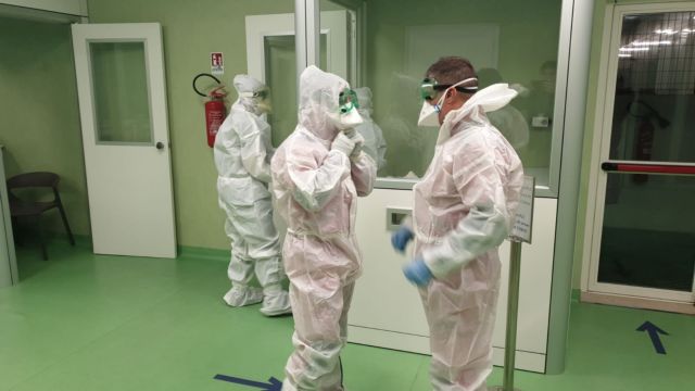 Κοροναϊός: Γιατροί στην Ουχάν δεν έχουν χρόνο για διάλειμμα και φοράνε πάνες