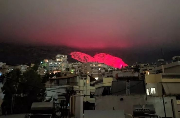 Χαϊδάρι : Εντυπωσίασε η τεράστια φωταγωγημένη κόκκινη καρδιά