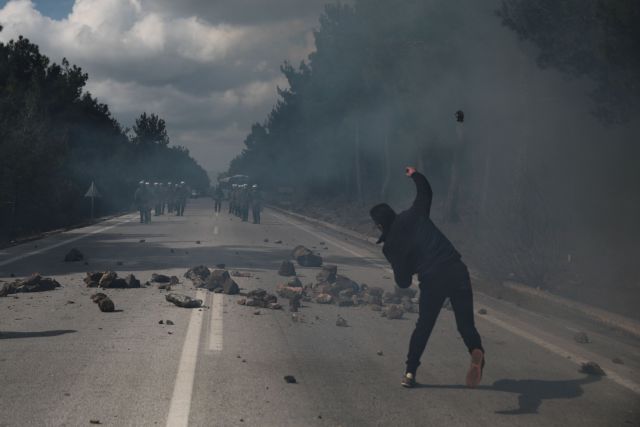 Σοβαρά επεισόδια σε Λέσβο και Χίο με τραυματίες 51 αστυνομικούς