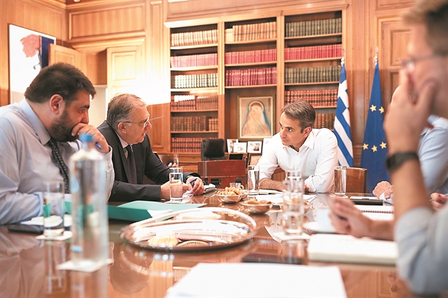 Ληξιαρχεία: φρένο στην ταλαιπωρία