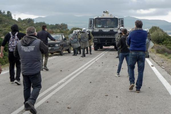Μυτιλήνη : Αστυνομικός των ΜΑΤ σπάει τζάμι αυτοκινήτου