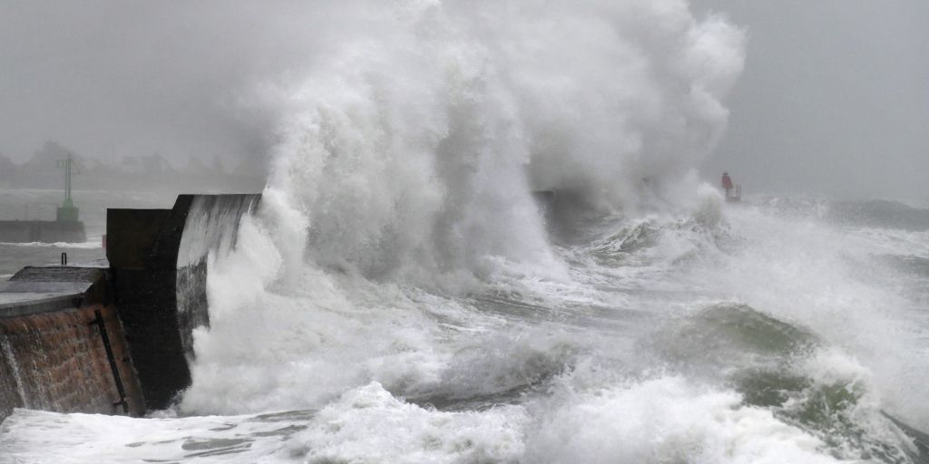 Καταιγίδα Ντένις : Συνεχίζει την καταστροφική επέλασή της στη Μεγάλη Βρετανία