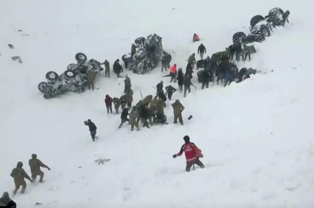 Bίντεο-σοκ από τη φονική χιονοστιβάδα στην Τουρκία