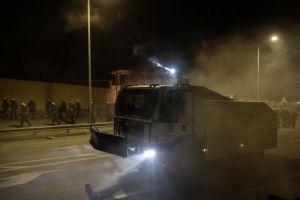 ΕΛ.ΑΣ: Εμβόλισαν κλούβα, επιτέθηκαν με αναστάσιμες ρουκέτες