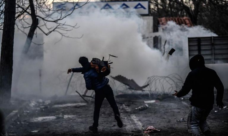 Αλλεπάλληλες επιθέσεις με δακρυγόνα δέχονται οι ελληνικές δυνάμεις - Μετανάστες αποκαλύπτουν τη μεθόδευση του Ερντογάν | tanea.gr