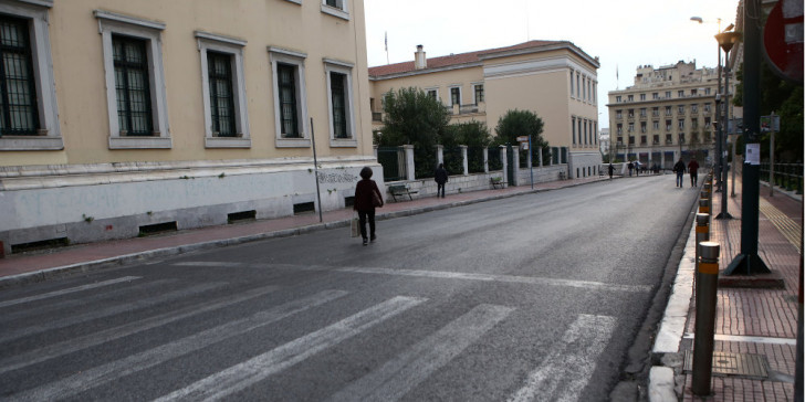 Κοροναϊός : Έρημη πόλη η Αθήνα από ψηλά