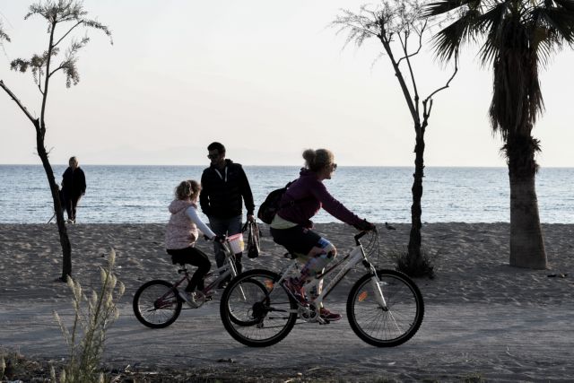 Οι Αθηναίοι βγήκαν βόλτα τηρώντας τις αποστάσεις