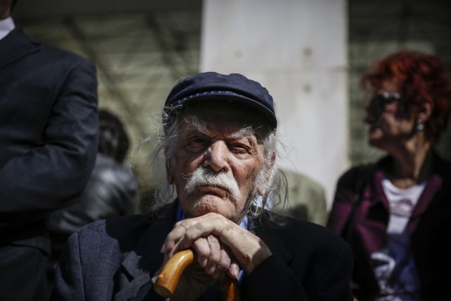 Μανώλης Γλέζος: Το συγκινητικό «αντίο» του κόσμου από τα μπαλκόνια