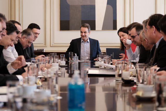 Μέσα στην ημέρα τα νέα μέτρα για τον κορωνοϊό