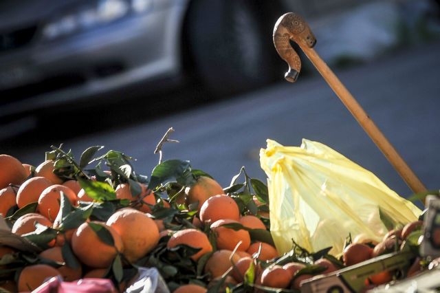 Κοροναϊός : Με γάντια και μάσκες ψωνίζουν στις λαϊκές αγορές