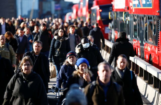 Κοροναϊός: Το αμφιλεγόμενο βρετανικό πείραμα «ανοσία της αγέλης»