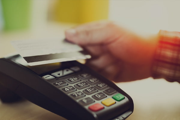 Κοροναϊός : Αυξάνεται το όριο των ανέπαφων συναλλαγών