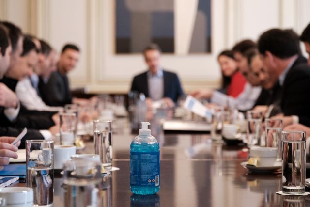 Μίνι υπουργικό για κορωνοϊκό: Εκτακτα μέτρα για σχολεία, φοροελαφρύνσεις