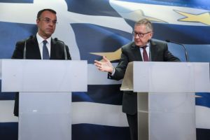 Σταϊκούρας προς Ρέγκλινγκ: Παροδικές, αλλά επώδυνες οι επιπτώσεις στην οικονομία από τον κορωνοϊό