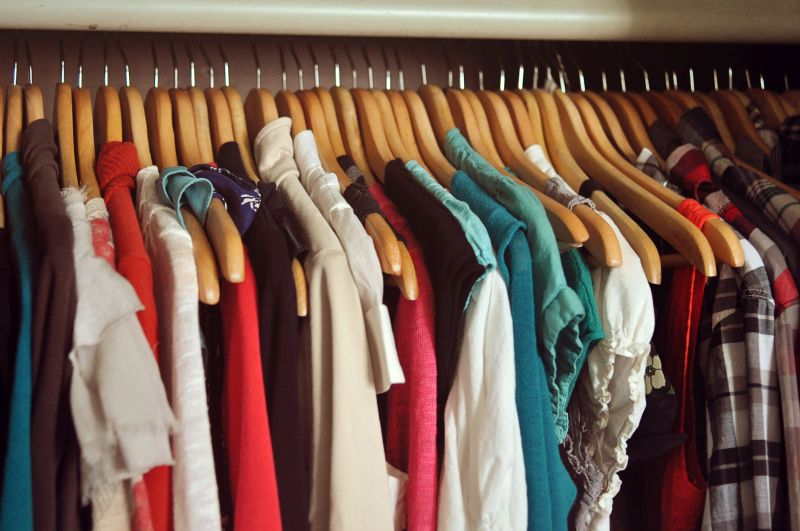 Κορoναϊός: Πώς να καθαρίσετε και να απολυμάνετε ρούχα