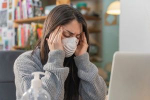 Γιατί οι γυναίκες δείχνουν περισσότερο… τσαγανό απέναντι στον κοροναϊό;