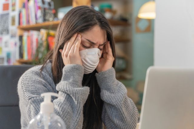 Γιατί οι γυναίκες δείχνουν περισσότερο… τσαγανό απέναντι στον κοροναϊό;