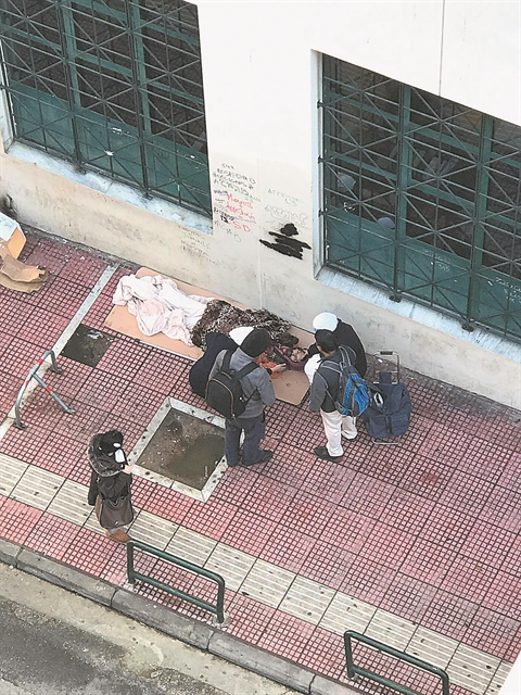 Πολιορκία από τους ντίλερ του θανάτου