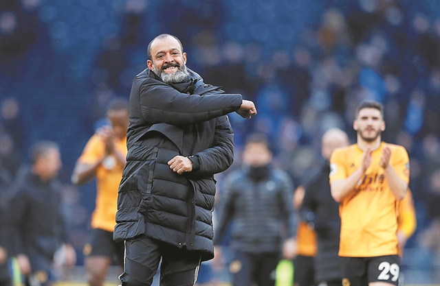 Ο Νούνο Εσπίριτο και το… ζεϊμπέκικο!