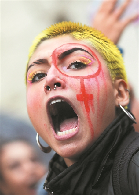 Ενας κόσμος στα κάγκελα