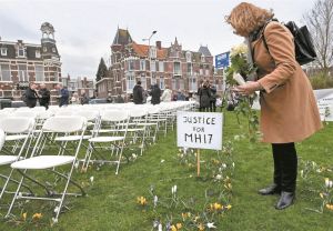 Σκυμμένα κεφάλια και κλειστά μάτια