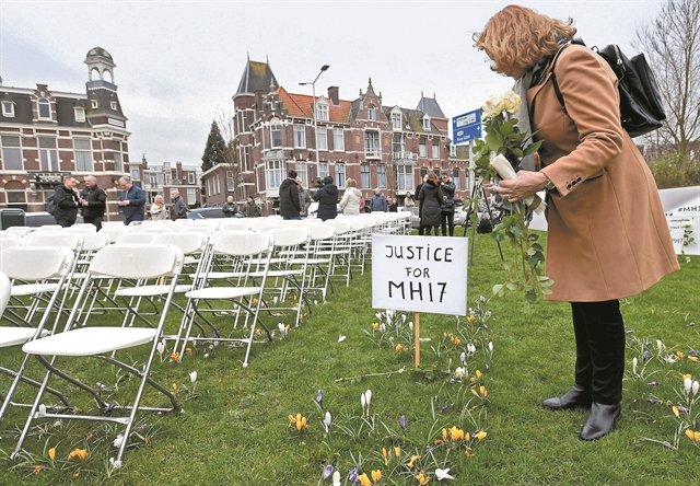Σκυμμένα κεφάλια και κλειστά μάτια