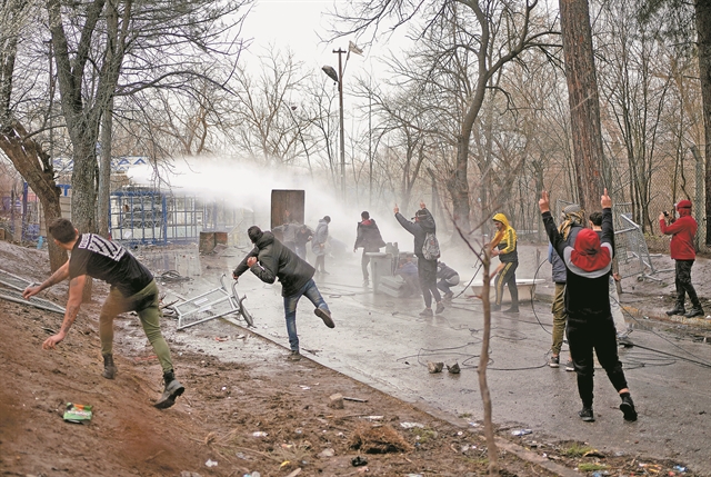 Κέρδη στη φουρτούνα της διπλής κρίσης