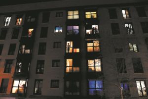 Το σύνθημα σε όλες τις γλώσσες είναι ένα: «Μένουμε σπίτι»