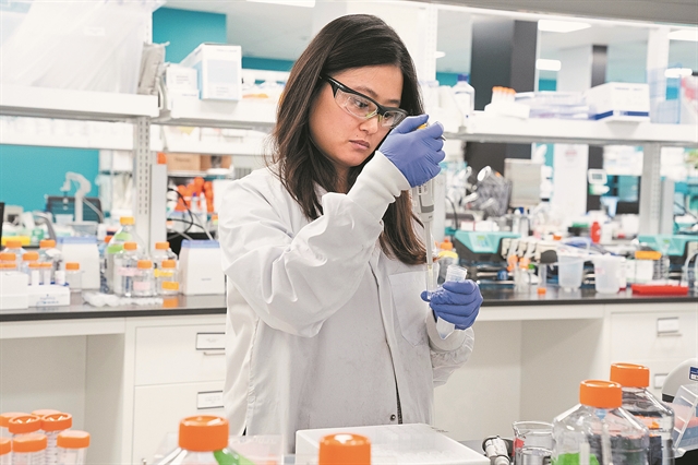 Αγωνιώδης η κούρσα για το εμβόλιο