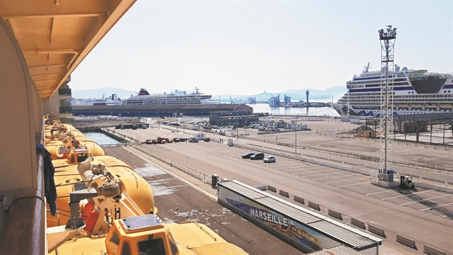 Αδειασαν τα λιμάνια από πλοία και κοντέινερ