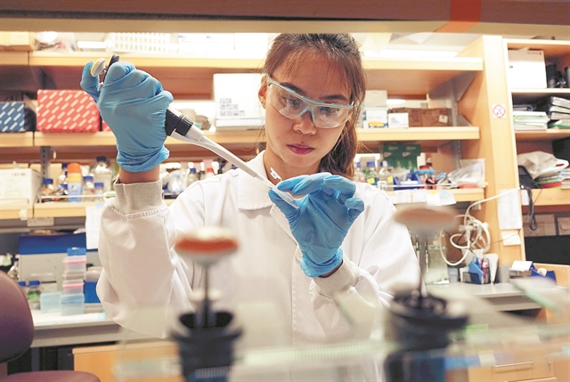 Κανείς δεν μπορεί να περιμένει 18 μήνες για το εμβόλιο