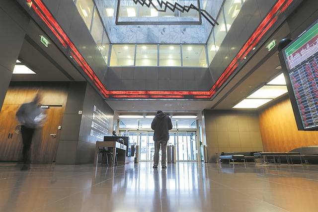 Τραπεζικές πιέσεις και ήπια πτώση στο Χρηματιστήριο Αθηνών