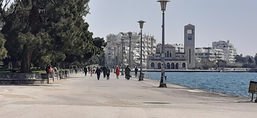 Δεν τους νοιάζει τίποτα: Κοσμοσυρροή στην παραλία του Βόλου